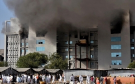 Ινδία : Φωτιά σε εργοστάσιο που παρασκευάζει εμβόλια της AstraZeneca (vid)