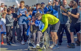 Ο Κώστας Βαρουχάκης έσπασε το ρεκόρ των 161 χιλ σε 24 ώρες σπρώχνοντας αναπηρικό καρότσι