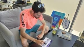 Ιστορική στιγμή για τον Μίλτο Τεντόγλου Υπέγραψε τον bib με το όνομα του