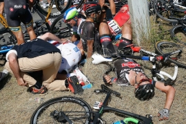 Tour de France: Απίστευτη «καραμπόλα» εξαιτίας θεατή που πόζαρε στις κάμερες [vid]