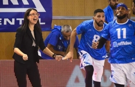 Η Γρεβενιώτισσα Χριστίνα Σκέντζιου, η μοναδική γυναίκα που διευθύνει ανδρική ομάδα μπάσκετ στην Α1 στην Ευρώπη.