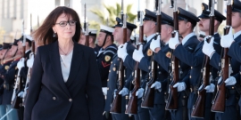 Η Κατερίνα Σακελλαροπούλου συνεχάρη την Αλβανή στα Γρεβενά που έραψε 600 μάσκες δωρεάν