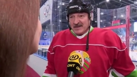 Ο πρόεδρος της Λευκορωσίας παίζει χόκεϊ και δηλώνει: «Δεν υπάρχει κορονοϊός εδώ» (vid)