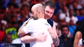 Ο Σπανούλης να ζητά… αυτόγραφο στον Ντόντσιτς δεν είναι κάτι που βλέπει κανείς… κάθε μέρα