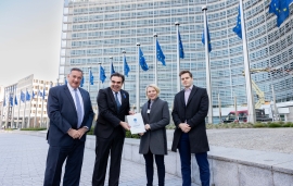 Ο Σπύρος Καπράλος παρέδωσε στον Αντιπρόεδρο της Ευρωπαϊκής  Επιτροπής