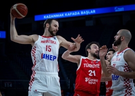 Διαιτητής έριξε «μπουκέτο» σε προπονητή! (vid)