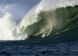 Ο Μαγκουάιρ… τιθασεύει κύματα ύψους 18 μέτρων! (vid)