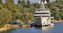 Σε καραντίνα χλιδής στον Σκορπιό η οικογένεια Ριμπολόβλεφ