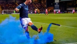 Σκωτία: Παίκτης επέστρεψε καπνογόνο με… τρομερό σουτ στην εξέδρα [vid]