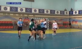 Απίστευτο ξύλο σε αγώνα χάντμπολ γυναικών! (vid)