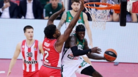 Οι «ερυθρόλευκοι» επικράτησαν με 71-65 του «τριφυλλιού» στο ΣΕΦ