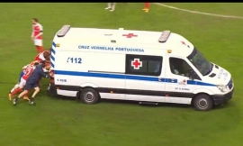 Παίκτες έσπρωχναν το ασθενοφόρο που… κόλλησε στο γήπεδο (vid)