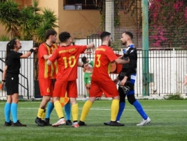 Χτύπημα στο πρόσωπο από ποδοσφαιριστή καταγγέλλει ότι δέχτηκε γυναίκα διαιτητής