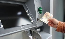 Επίδομα 534 και 300 ευρώ για ελεύθερους επαγγελματίες και εργαζόμενους