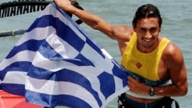 Ο Νίκος Κακλαμανάκης με την κόρη του πάνω στη σανίδα!