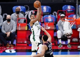 NBA Αντετοκούνμπο: Τα καλύτερα του MVP κόντρα στους Σίξερς [vid]