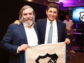Το… γούρι του Αυγενάκη, το ποδαρικό στο Λίντο και τα δώρα στην Κηφισιά