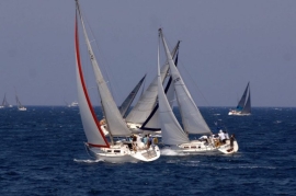 Ιστιοπλοϊα -Με τη συμμετοχή 74 σκαφών ξεκίνησε στην Αρτέμιδα το πανελλήνιο πρωτάθλημα